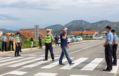 Čuva ga 50 policajaca: Sam na prosvjedu za zdravstvenu skrb