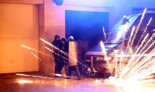 Huligani zapalili Pariz! Napali su policajce. Uhićeno 300 ljudi