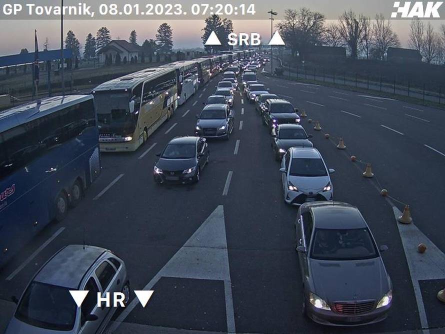 Ogromne gužve na granicama, na Zagreb Istok kolona 4 km: 'Nehumano, čekamo 10 sati...'