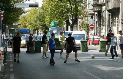 Zagreb: Iz protesta igrali nogomet na zelenom valu