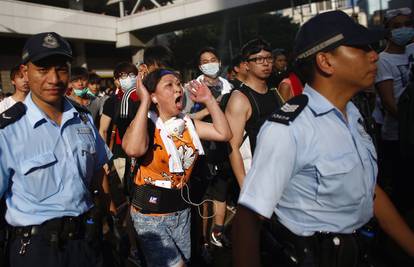 Nastavljeni prosvjedi u Hong Kongu, policija povukla snage