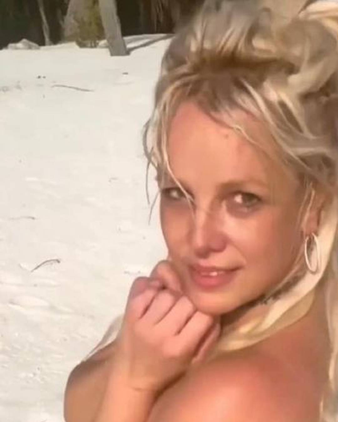 Britney Spears uživala gola na plaži s misterioznim muškarcem