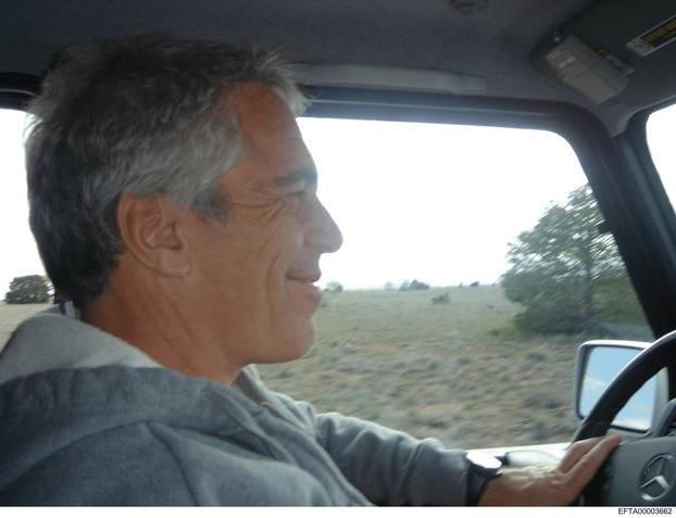 FOTO Ovo su dosad neviđene fotografije iz Epsteinovih spisa