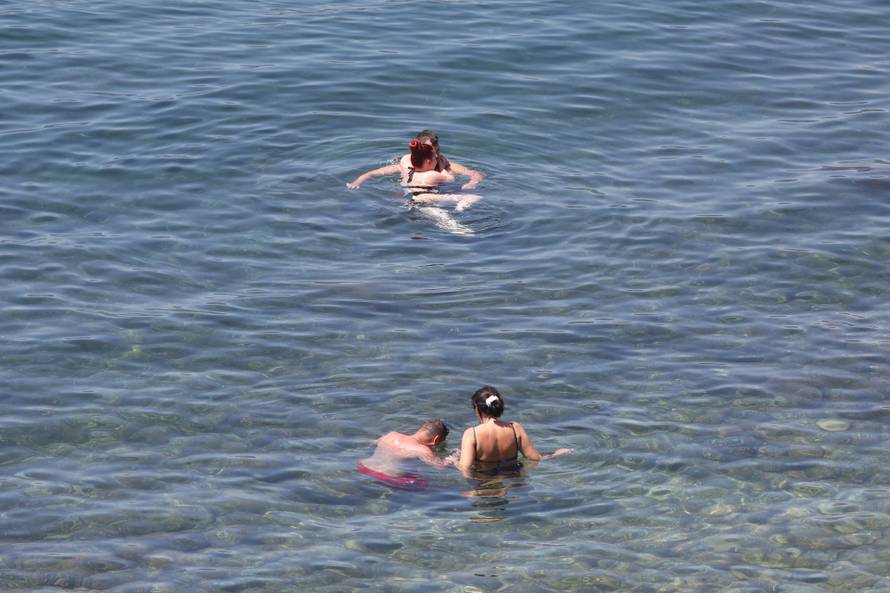 Rijeka: Građani osvježenje od vrućina i sparine potražili na plaži Ploče