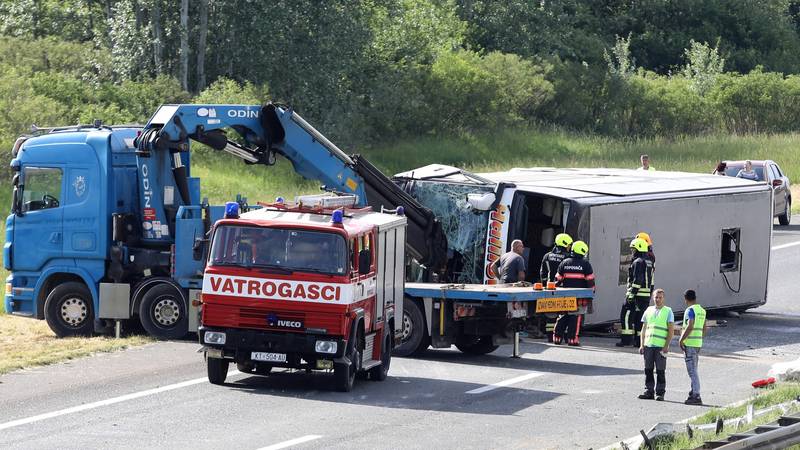 GALERIJA Stravični prizori s A3: Počelo izvlačenje prevrnutog busa. Auto potpuno smrskan 18 pxl 040525 132191855