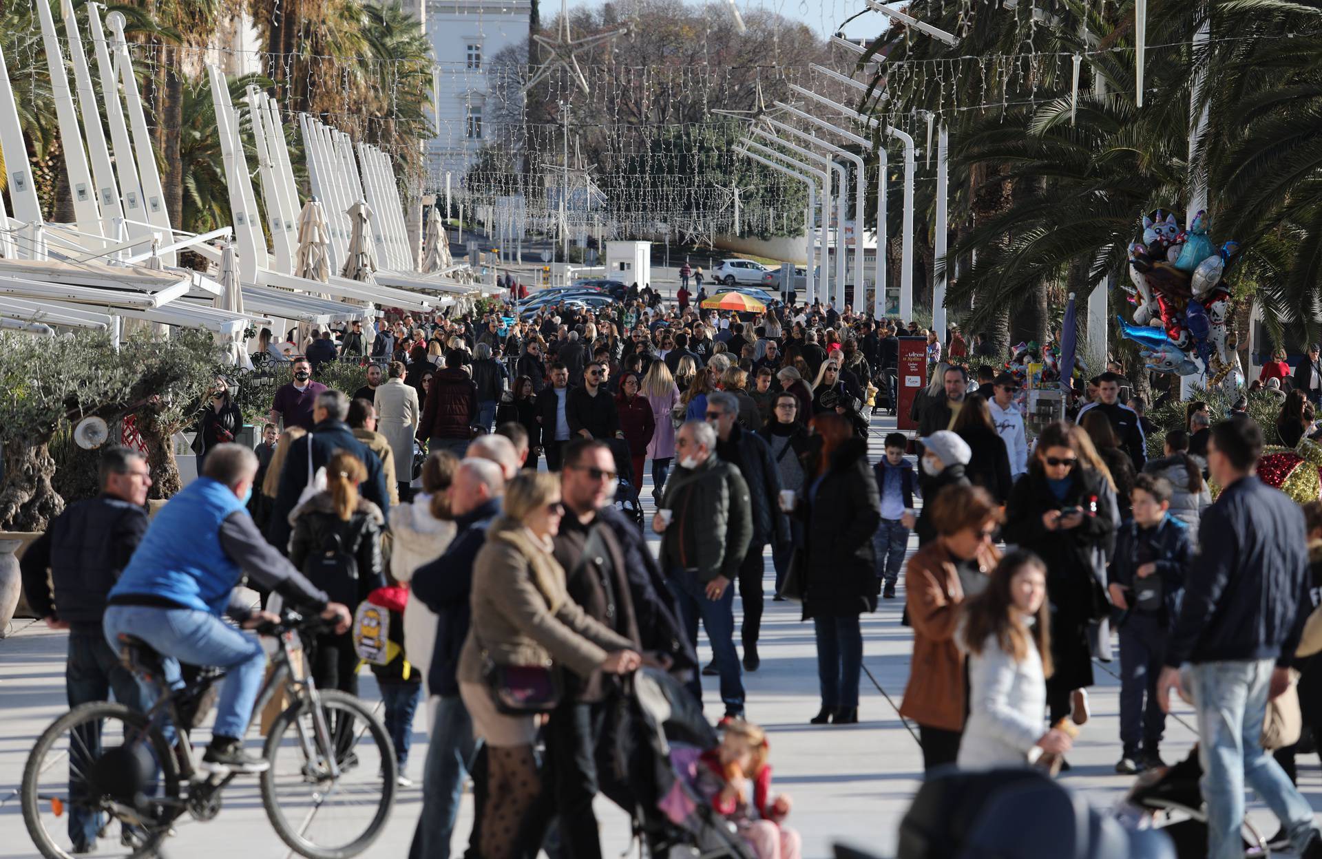 Splićani ignoriraju upozorenja Stožera, natiskali se na rivi i uživali u kavi