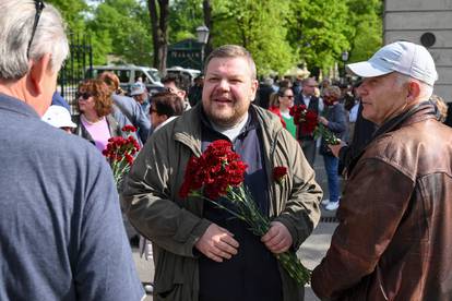 Zagreb: Račan i Klisović dijelili karanfile na ulazu u Maksimir