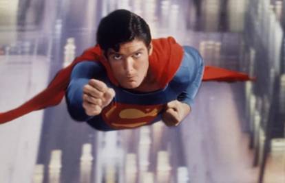 Rekordna svota: Supermanov plašt prodan za 1,26 mil. kuna
