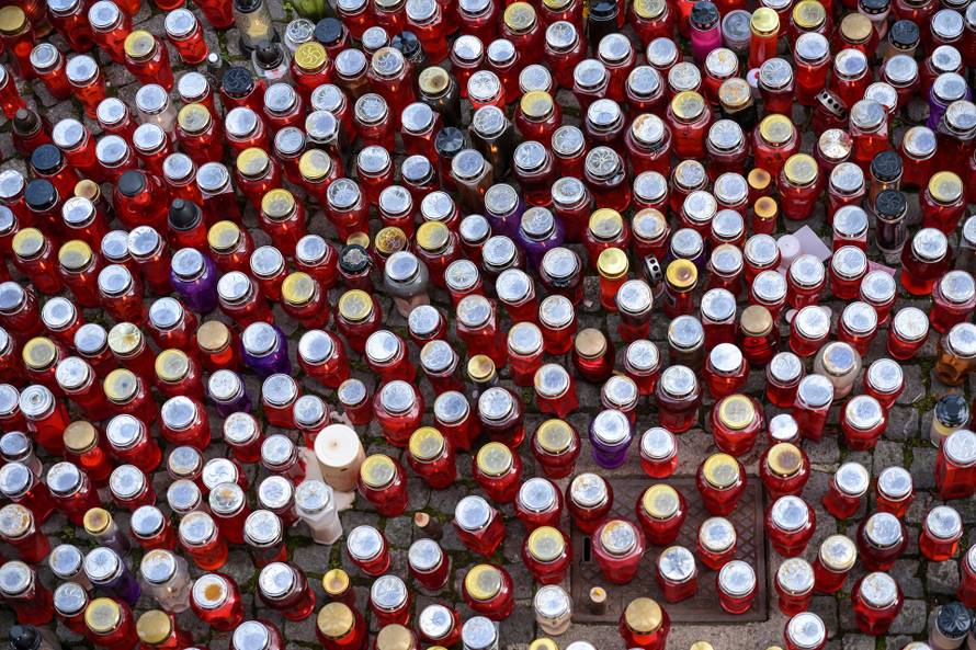 Novo Mesto: Na mjestu ubojstva građani pale lampione i lampaše