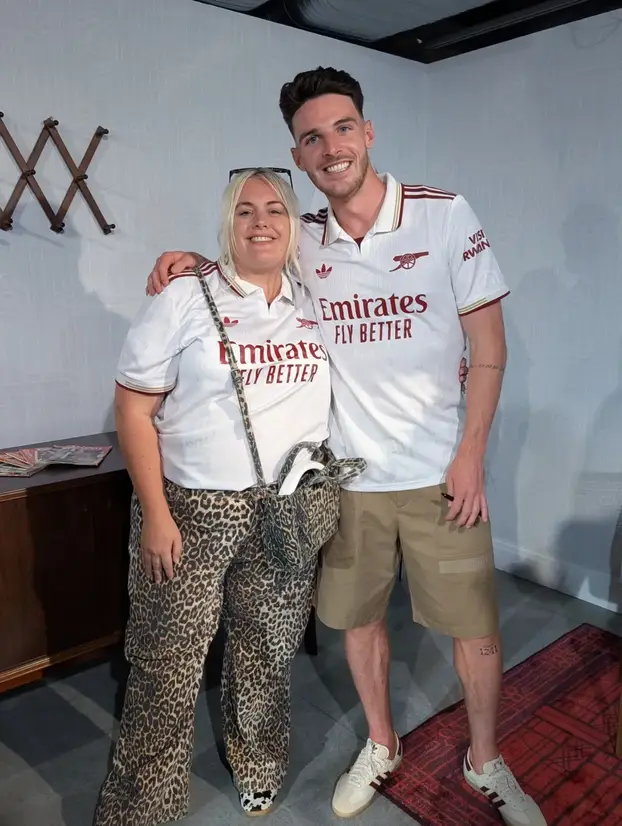 FOTO Fotkala se uz Arsenalovu zvijezdu, 'pobrkali' su je za njegovu djevojku: 'Odvratni ste'