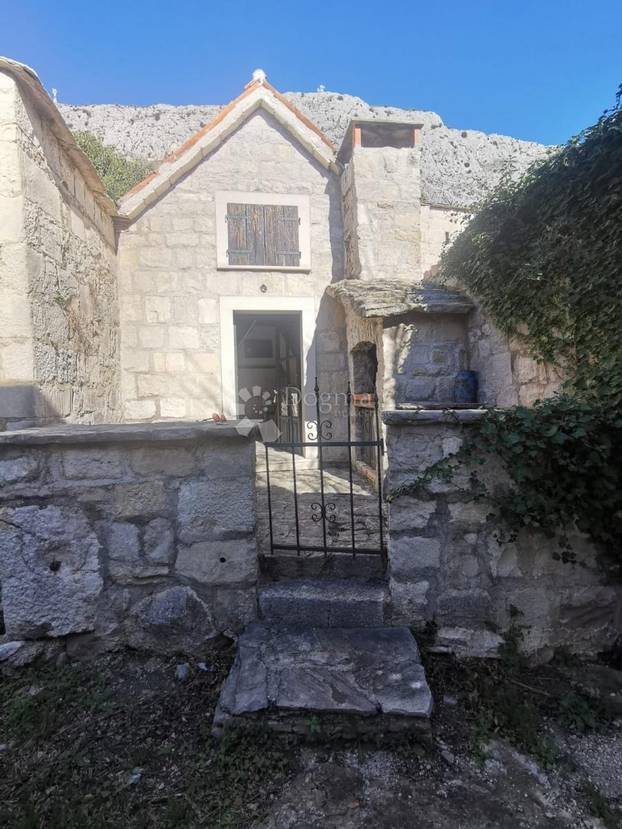 FOTO Pogledajte kućicu od 16m2 koju prodaju u Dalmaciji, ima i mini kuhinju. Cijena iznenadila!