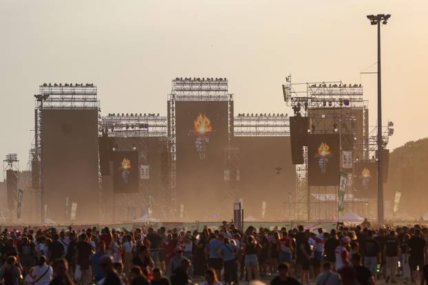 Zagreb: Obožavatelji zauzimaju mjesta unutar Hipodroma uoči početka koncerta