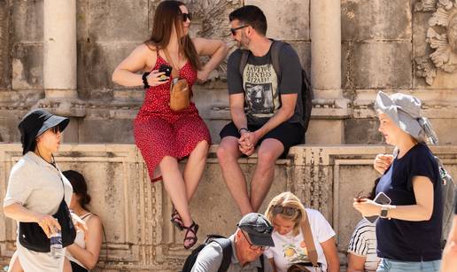 FOTO Turiste ni vru&cacute;ina ne mo&zcaron;e zaustaviti: Pogledajte gu&zcaron;ve u Dubrovniku, sti&zcaron;e jo&scaron; kruzera!