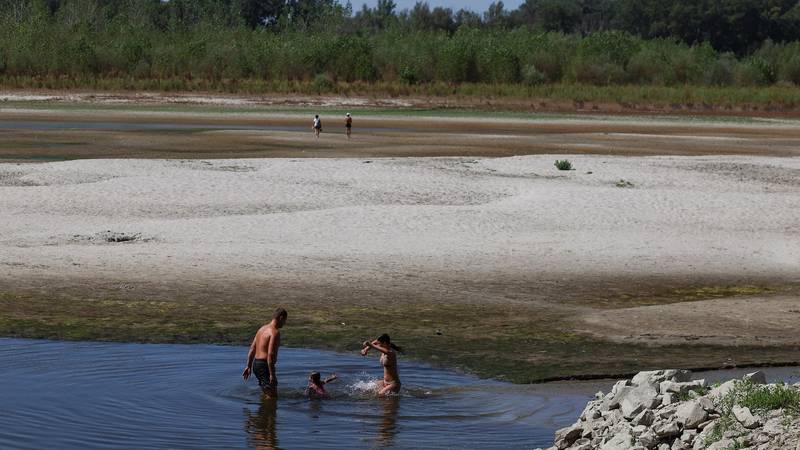 Pogledajte rekordno nizak Dunav: Gase reaktore, nasukao se kruzer u Rumunjskoj