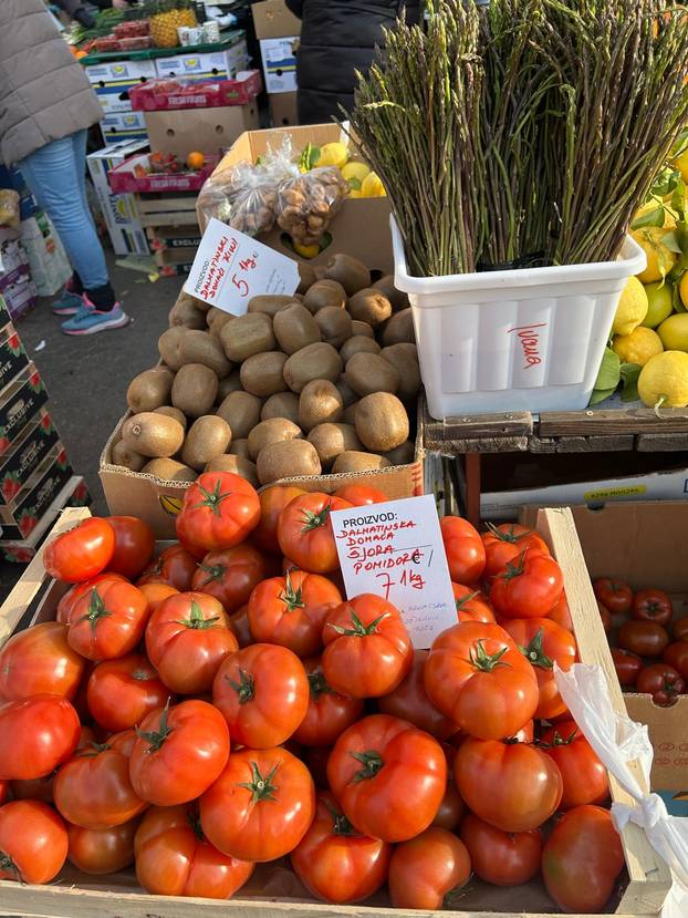 FOTO Građani šokirani! Za kilu janjetine 20 eura, rajčice po 7, a orada na Dolcu čak 28 eura