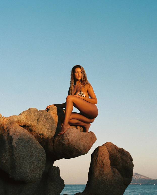 FOTO Britanska 'bomba' uživa na Ibizi: Skinula se u sićušni bikini i raspametila fanove