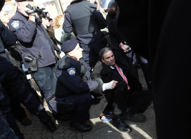 ARHIVA: Zagreb: Na prosvjedu protiv EU policija grubo privela nekolicinu prosvjednika