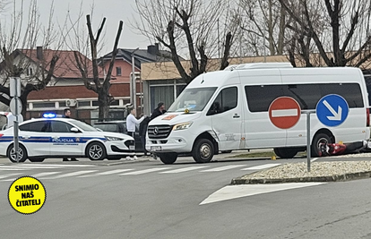 Maloljetnik se na motoru zabio u školski autobus u Ivanić-Gradu