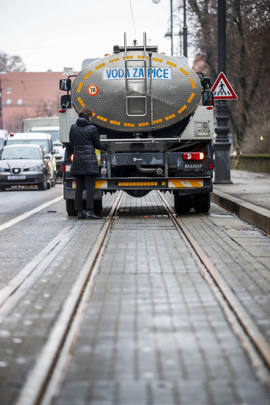 Zagreb: Radnici saniraju puknutu cijev na Ribnjaku