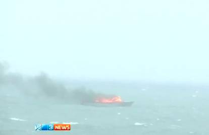 Požar na turističkom brodu: Putnici u panici skakali u vodu