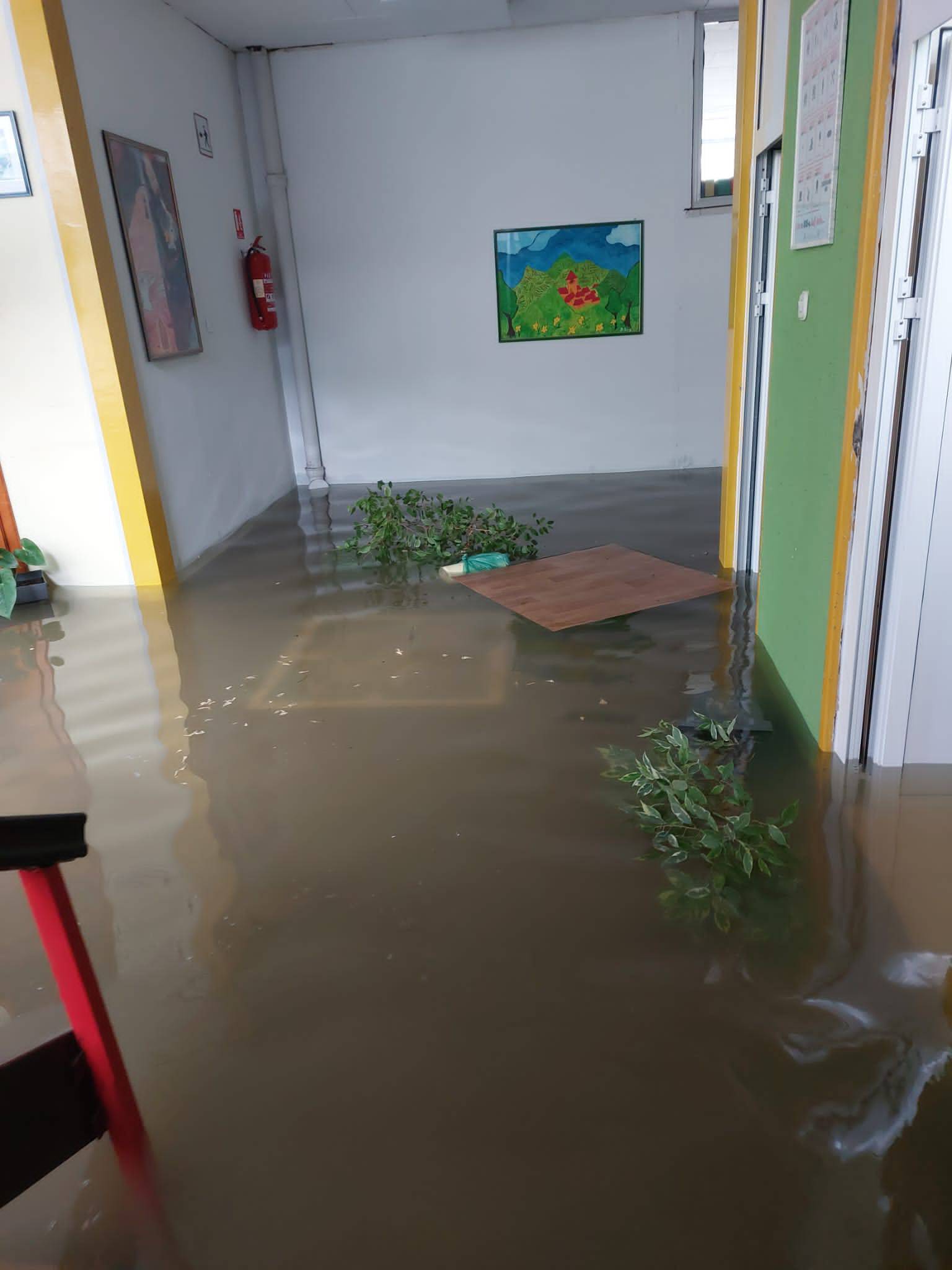 FOTO Srednja škola u Obrovcu poplavljena. Šef vatrogasaca: Upravo branimo gradsku jezgru