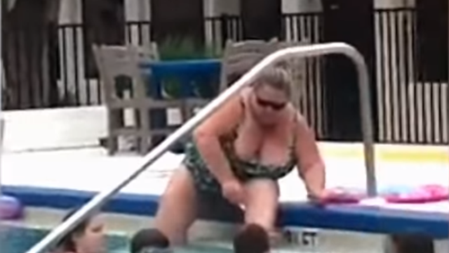 Dok se drugi kupaju na bazenu, ona sjedi na rubu i - brije noge!