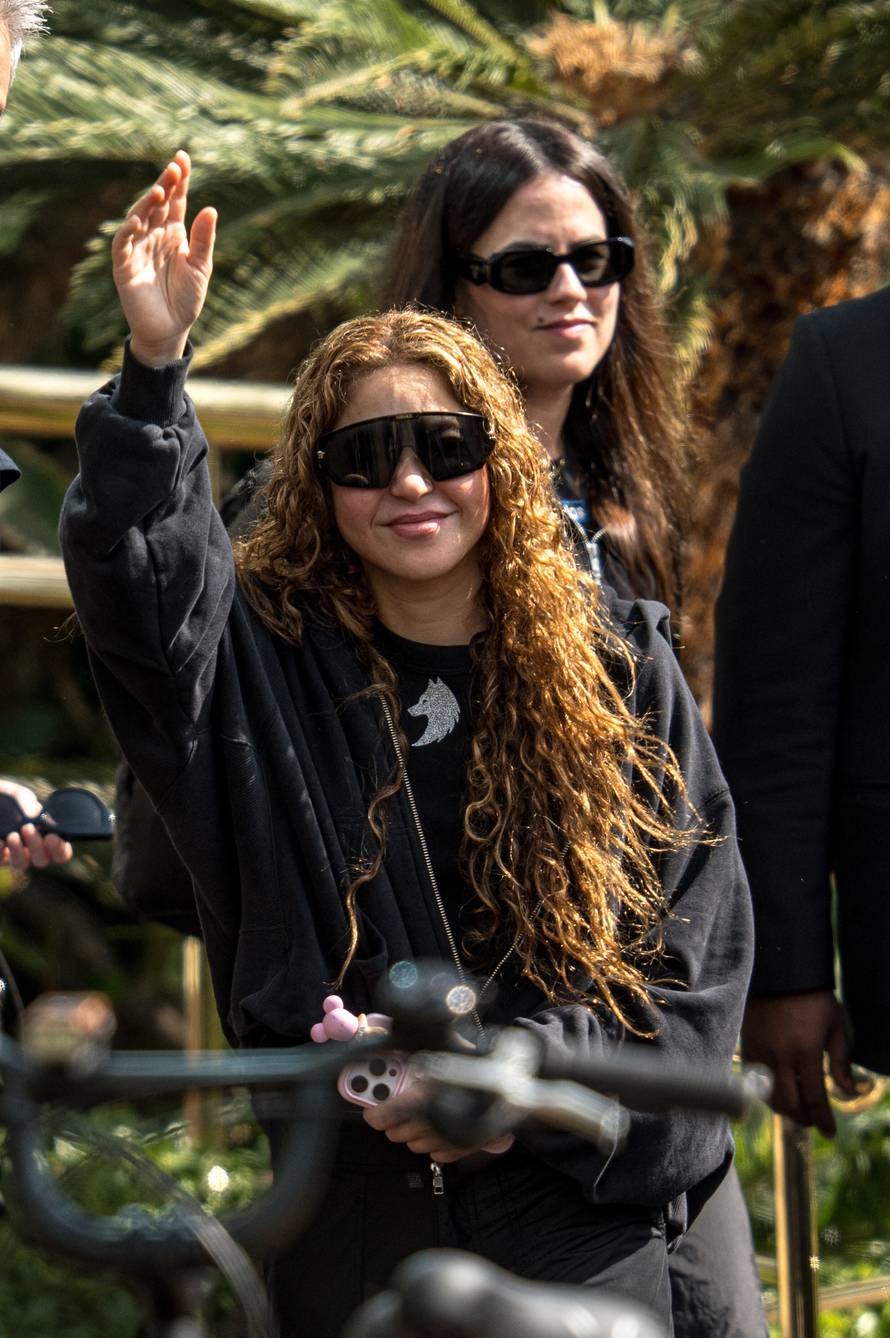 Colombian singer Shakira leaves for a concert in Peru after her discharge