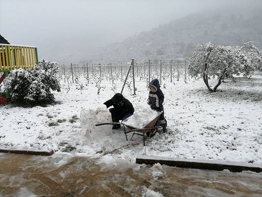 Na Visu rade snjegovića, crveni alarm upaljen za dio Hrvatske