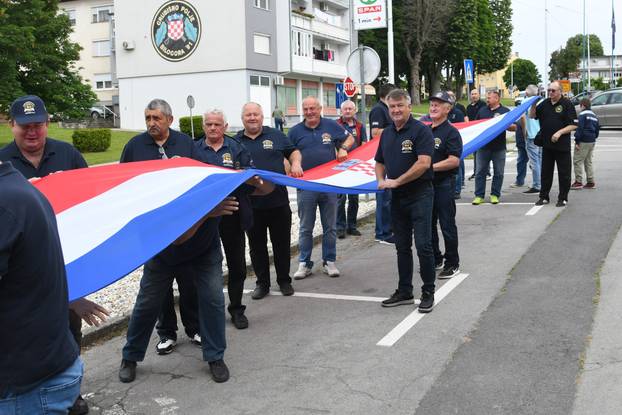 Branitelji iz Grubišnog Polja obilježili Dan državnosti nošenjem desetometarskog barjaka i muzičarima na traktorskoj prikolici
