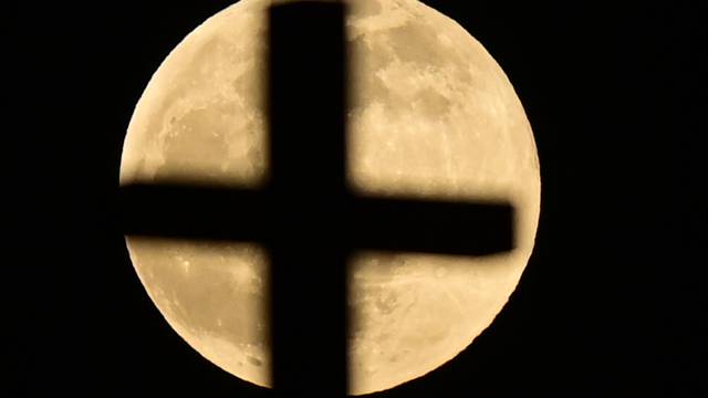 Puni Mjesec poznat i kao uskrsni Mjesec nad zagrebačkim nebom