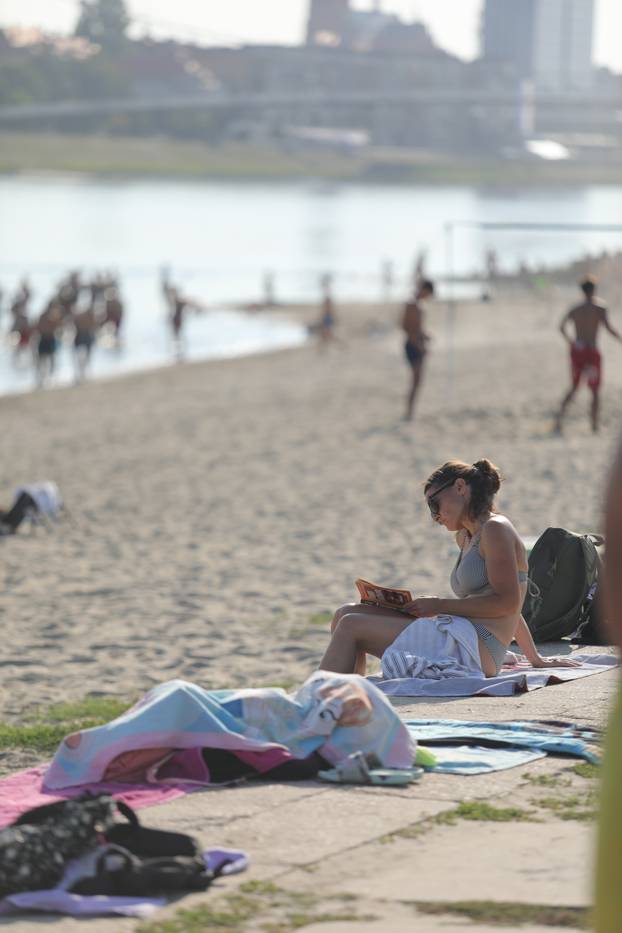 Osječani pronašli rashlađenje u Dravi