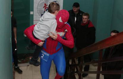 Tko je taj Spider-Man? Nosio  sina u naručju čak do 25. kata