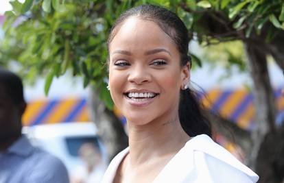 Rihanna istaknula obliju guzu: 'Kim ima opaku konkurenciju'