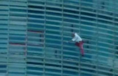 Spiderman se popeo na najvišu zgradu u Barci