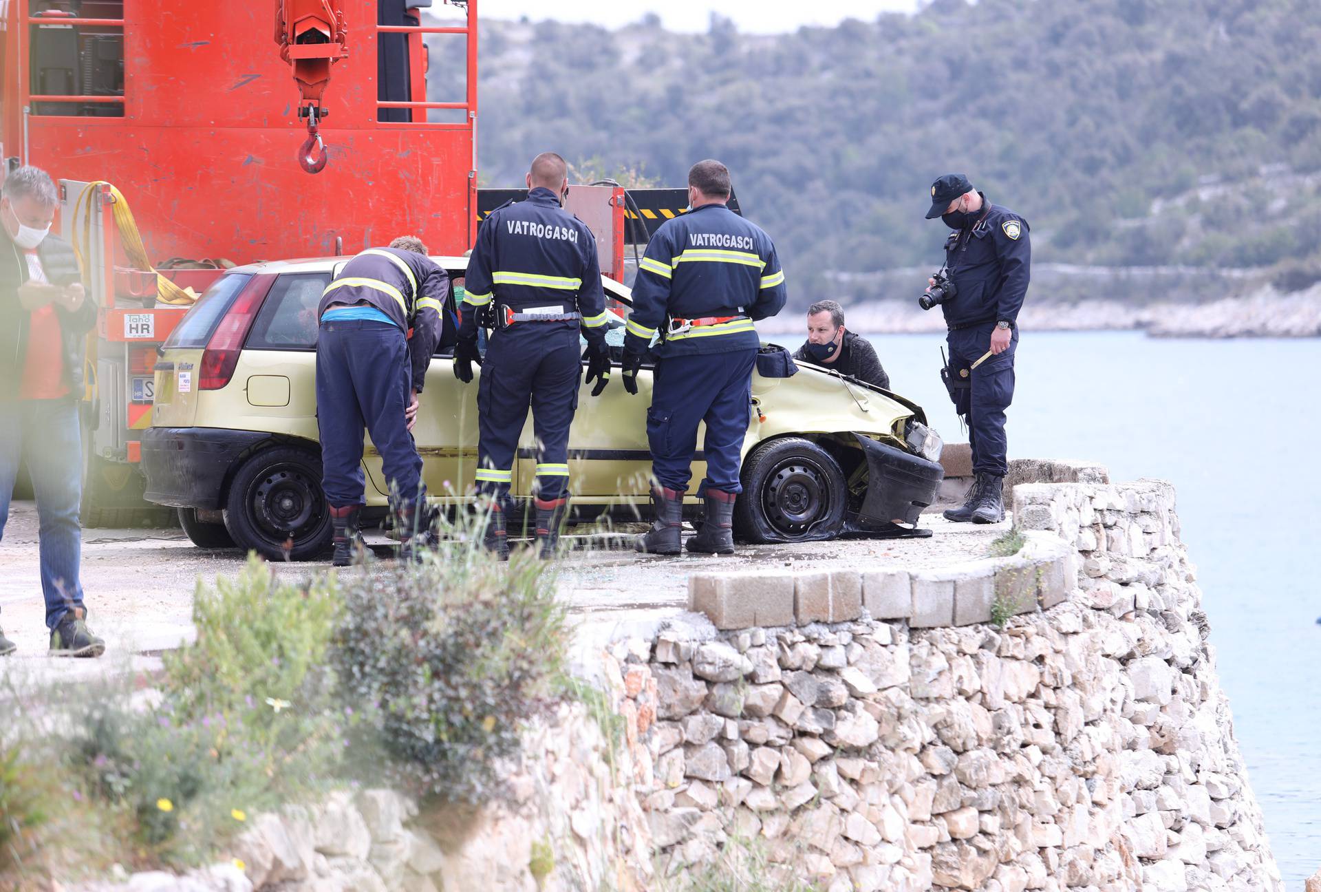 U Vinišću poginuo 52-godišnjak, sletio automobilom u more