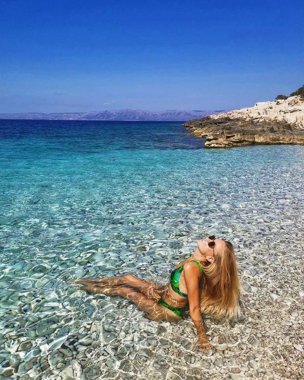 FOTO Naša poznata pjevačica objavila kako roni u tangicama