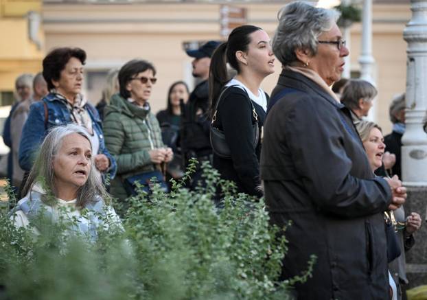 Zagreb: Molitelji na Trgu bana Josipa Jelačića u Zagrebu
