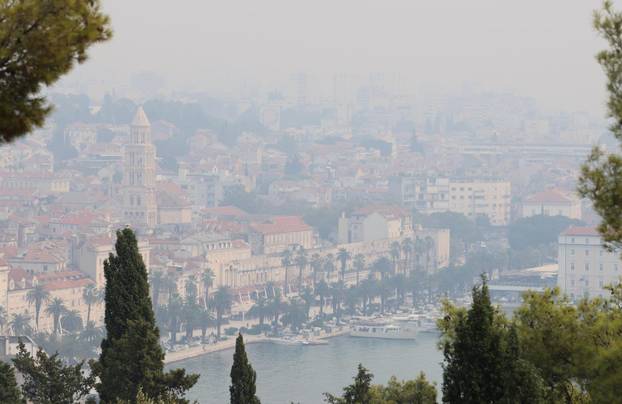 Split  prekriven dimom zbog požara kod Tomislavgrada