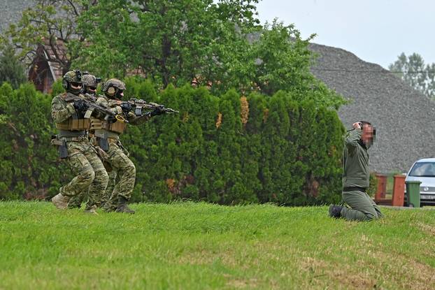 FOTO Pogledajte vježbe HV-a i policije u Okučanima: Borbe, eksplozija i skok padobranom!