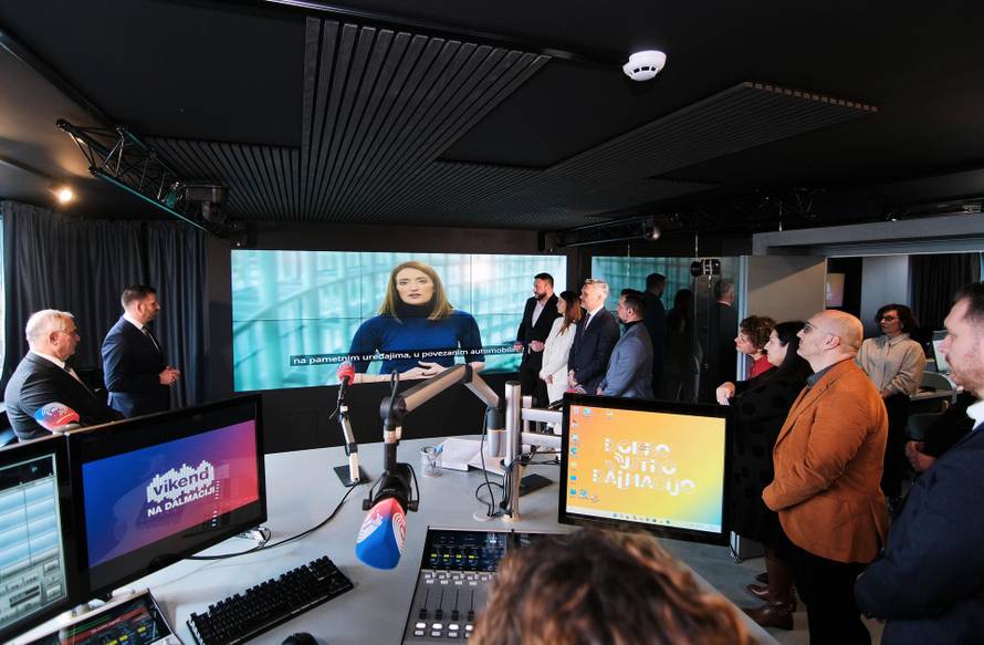 Ministrica Obuljen Koržinek je otvorila prvi vizualni radijski studio u Hrvatskoj...