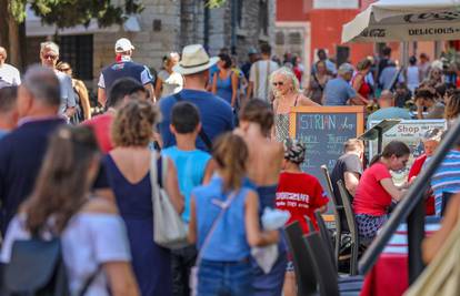 U Puli su ulice prepune turista