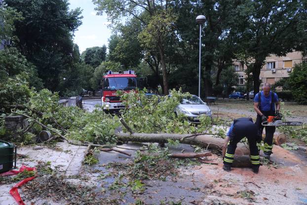 Nevrijeme poharalo Split, vatrogasci imaju pune ruke posla