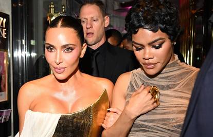 Kim je za svoj 45. rođendan sve počastila seksi outfitom: Korzet je jedva obuzdao bujno poprsje