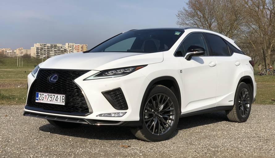 Luksuzna i štedljiva krstarica s već zaboravljenim V6 zvukom