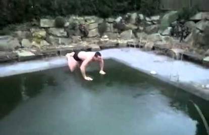 Urnebes: Hrabro je skočio u zaleđeni bazen i  grubo 'sletio'