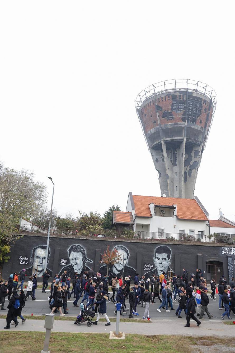 Vukovar: Kolona sjećanja prolazi pored Vodotornja