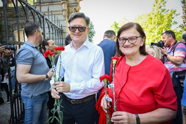 Zagreb: Ivica Lovrić dijelio je karanfile građanima