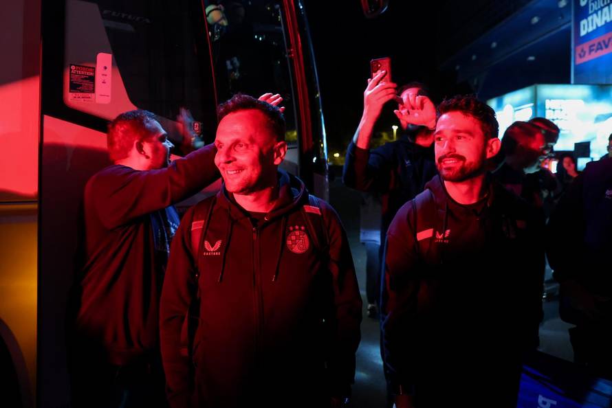 Zagreb: Navijači Dinama dočekali igrače ispred stadiona u Makisimiru nakon pobjede u derbiju protiv Hajduka