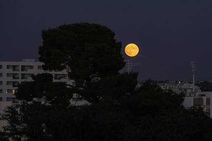 FOTO Veličanstveni Supermjesec obasjao nebo nad Hrvatskom: Pogledajte spektakularne fotke