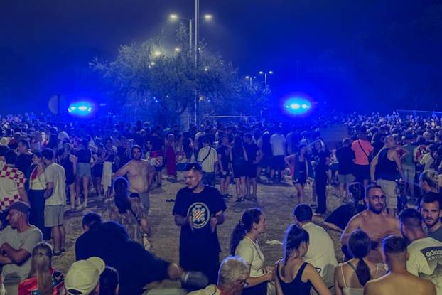 Zagreb: Veliki zastoj na Mostu slobode nakon Thompsonovog koncerta, ljudi stoje ne mjestu